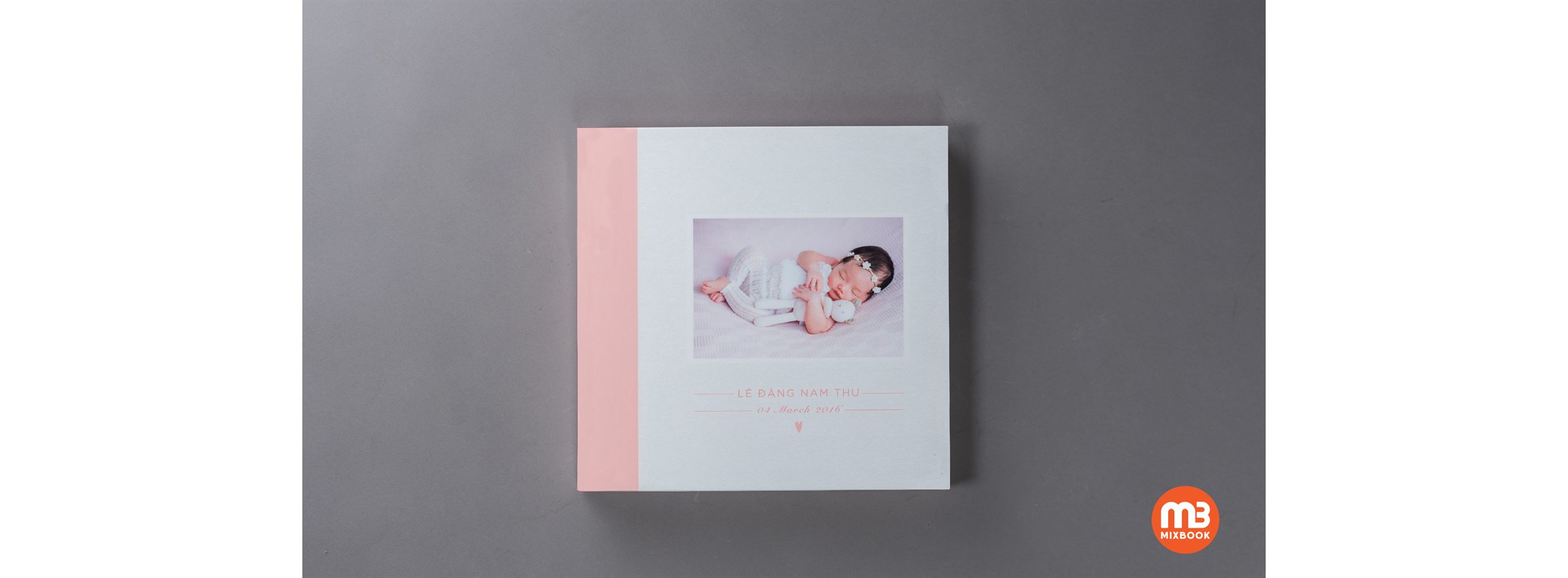 Photobook mở phẳng liền trang, các trang trải rộng