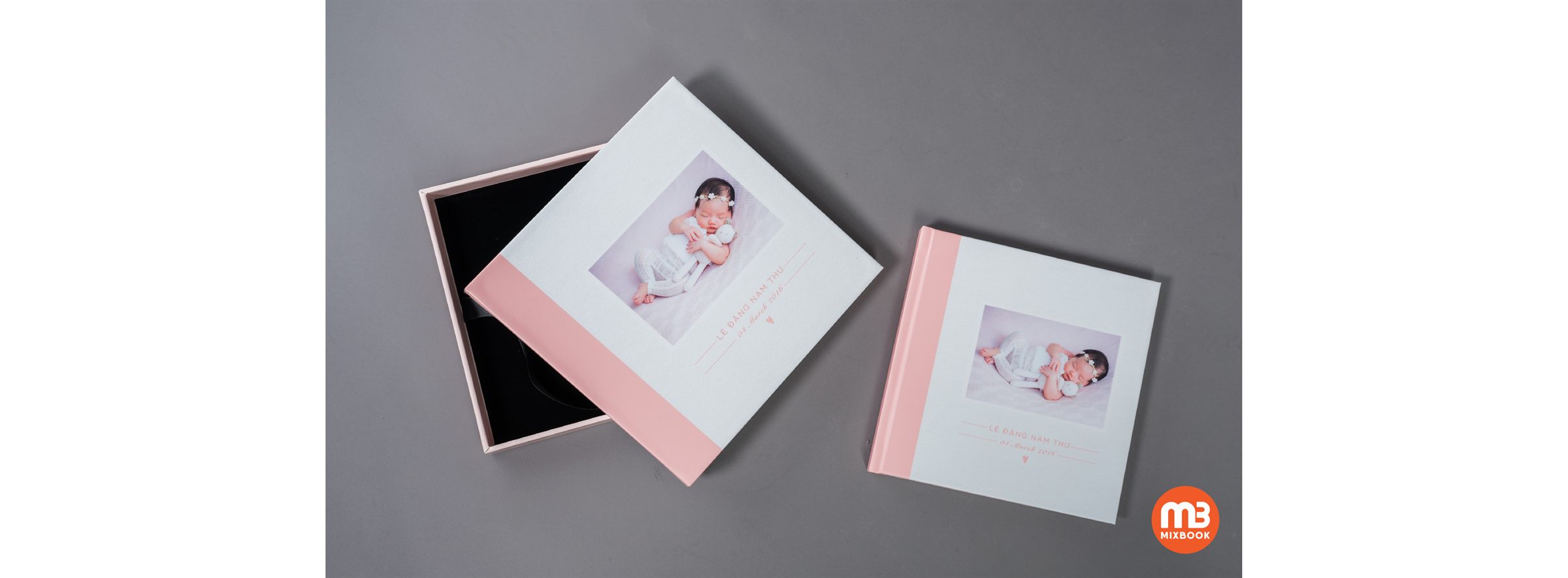 Photobook bìa hình trên bàn gỗ cùng hộp đựng