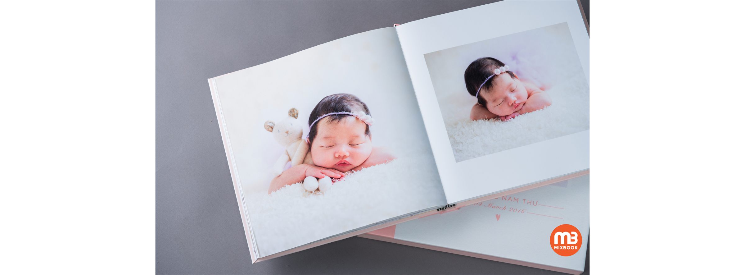 Photobook bìa hình đặt nghiêng trên mặt bàn