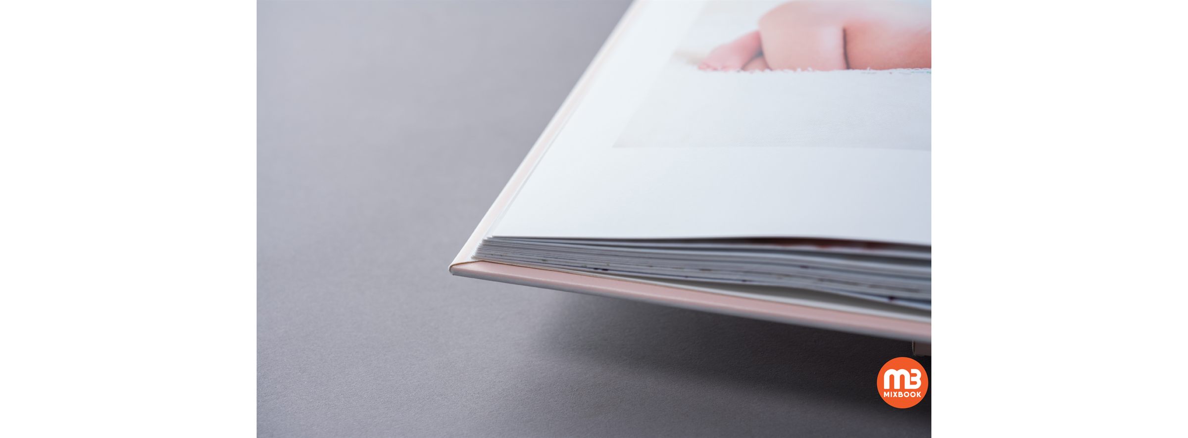 Các trang trong photobook mở phẳng liền trang